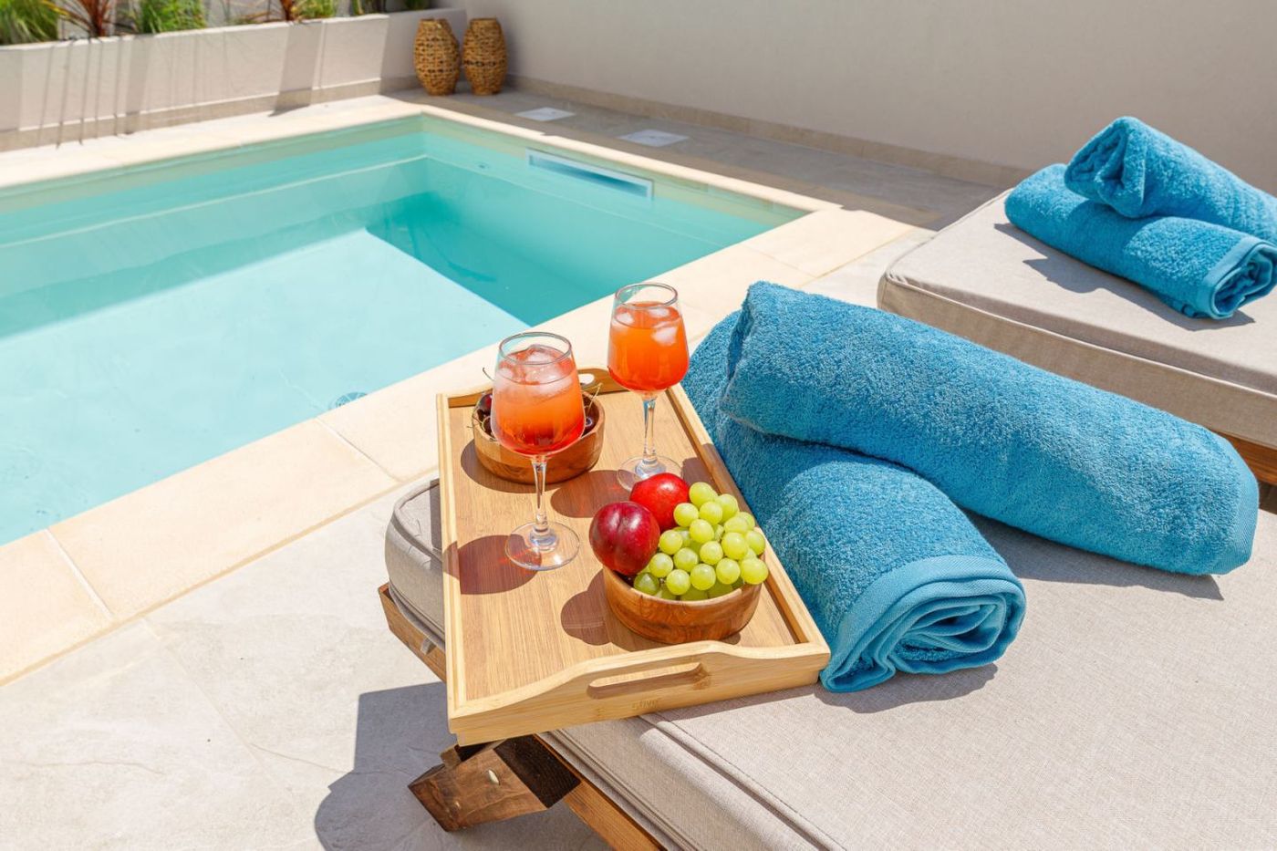 Ιδιωτική πισίνα με δίσκο και ποτά – Private pool Luz de Petra